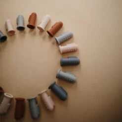 Mushie Finger Toothbrush Clay/Sand - Vingertandenborstel Baby - 2 Stuks Per Verpakking - Tandenborstel Siliconen -Mondelinge Benodigdheden Winkel 1200x1200 392