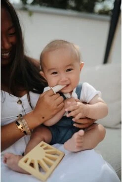 Mushie Finger Toothbrush Clay/Sand - Vingertandenborstel Baby - 2 Stuks Per Verpakking - Tandenborstel Siliconen -Mondelinge Benodigdheden Winkel 806x1200