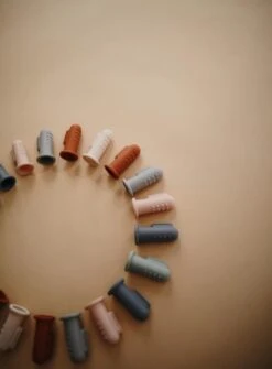 Mushie Finger Toothbrush Clay/Sand - Vingertandenborstel Baby - 2 Stuks Per Verpakking - Tandenborstel Siliconen -Mondelinge Benodigdheden Winkel 885x1200 2